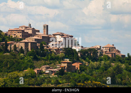 Italy, Tuscany, San Gimignano, Landscape with town on hill Stock Photo