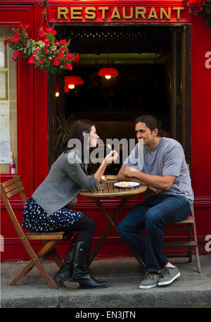 France, Paris, Young couple sitting in sidewalk cafe Stock Photo