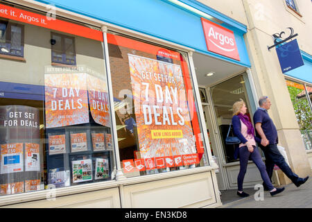 Chippenham, UK. 27th April, 2015. Two customers are pictured leaving an Argos store in Chippenham,Wiltshire. Argos's parent company Home Retail Group is due to announce it's full year results on the 29th April. Credit:  lynchpics/Alamy Live News Stock Photo