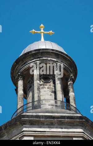 Shrewsbury, Shropshire: A gold cross stands at the top of St Chad's Church in Shrewsbury Stock Photo