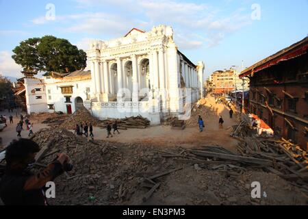 Kathmandu, Nepal. 27th Apr, 2015. People walk at the ruined Hanuman Dhoka Durbar Square after the massive earthquake in Kathmandu, Nepal, April 27, 2015. Death toll climbed to 3,815 following a massive 7.9-magnitude earthquake in Nepal Saturday, while 7,046 sustained injuries, says the country's ministry of foreign affairs Monday. © Sunil Sharma/Xinhua/Alamy Live News Stock Photo