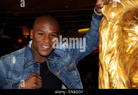 Las Vegas, Nevada, USA. The two will fight at the MGM Grand Garden Arena on September 19 in Las Vegas. 15th Sep, 2009. Floyd Mayweather, Jr. (USA) Boxing : Floyd Mayweather, Jr. of the United States poses for photographers during the pre-event for his bout against Juan Manuel Marquez of Mexico at the MGM Grand Hotel/Casino September 15, 2009 in Las Vegas, Nevada, USA. The two will fight at the MGM Grand Garden Arena on September 19 in Las Vegas . © Naoki Fukuda/AFLO/Alamy Live News Stock Photo