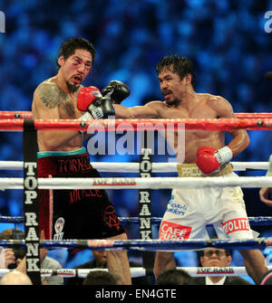 Arlington, Texas. 13th Nov, 2010. Manny Pacquiao (PHI), Antonio Margarito (MEX) Boxing : Antonio Margarito (L) of Mexico is punched by Manny Pacquiao of the Philippines (R) during the the WBC World Super Welterweight title boxing fight against Antonio Margarito of Mexico in Arlington, Texas . © Naoki Fukuda/AFLO/Alamy Live News Stock Photo