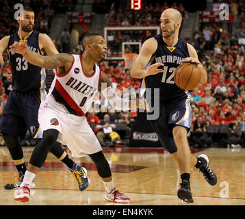Portland, Oregon, UK. April 27, 2015 - NICK CALATHES (12) drives to the hoop. The Portland Trail Blazers play the Memphis Grizzlies at the Moda Center on April 27, 2015. Credit:  David Blair/ZUMA Wire/Alamy Live News Stock Photo
