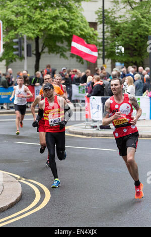 Club, charity and ballot runners, running at the 2015 Virgin Money London Marathon Stock Photo