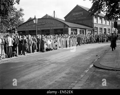 England V Australia 1954 4th Test Match Headingley Leeds. A 23rd July 1954. England and Australian fans seen here queuing, waiting for the gates to open at Headingley for the first day of the fourth test against Australia Stock Photo