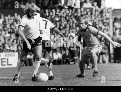 Derek Parkin (right) looks to stop Rodney Marsh Fulham 0 v. Wolverhampton Wanderers 0. 1977 League Campaign 11th September 1977 Stock Photo