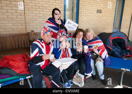 London, UK. 28th April 2015. Royal fans camped out the Lindo wing of Saint Mary's hospital get extra media attention as they wait for the imminent arrival for the birth of the second child by the Duke and Duchess of Cambridge Credit:  amer ghazzal/Alamy Live News Stock Photo