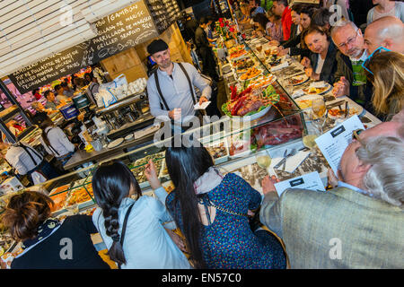 Bar restaurant serving tapas and traditional dishes at Boqueria market, Barcelona, Catalonia, Spain Stock Photo