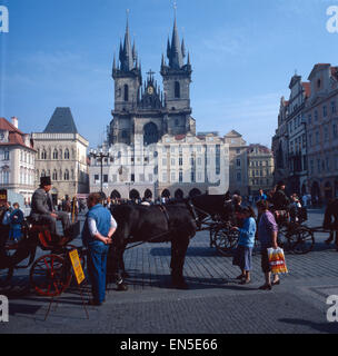 Eine Kutschfahrt am Altstädter Ring, Prag, Tschechien 1980er Jahre. Carriage tour along the Old Town Square, Prague, Czech Repub Stock Photo