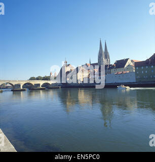 Deutschland, Regensburg, Blick über die Donau auf den Dom und Steinerne Brücke Stock Photo