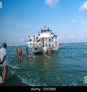 Ein Schiffausflug an der italienischen Adria, Italien 1970er Jahre. A boat trip at the Italian Adriatic Sea, Italy 1970s. Stock Photo