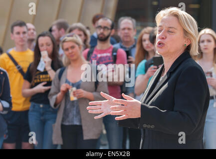 Green Party leader Natalie Bennett addresses students in Sheffield during the 2015 General Election Stock Photo