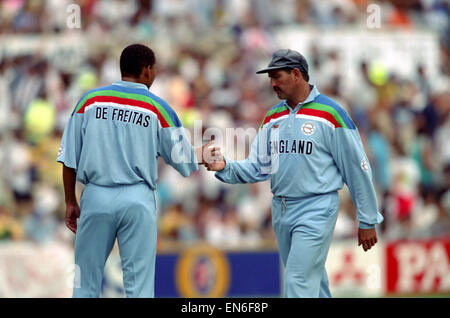 Cricket World Cup 1992 - Australia: Australia v. England at Sydney. England won by 8 wickets. Australia 171 (49 over); England 173-2 (40.5 over). Graham Gooch and Philip DeFreitas. March 1992 DM-1894-301 Stock Photo