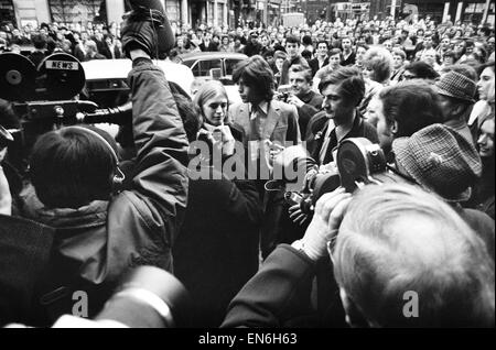 Rolling Stones singer Mick Jagger and Marianne Faithful at Marlborough Street Magistrates Court, London, charged with possessing cannabis resin. Mick was found guilty & fined £200 with 50 gns costs. Marianne was acquitted. 26th January 1970 Stock Photo