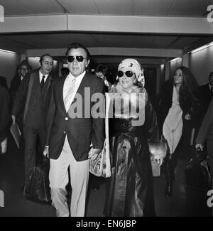 Richard Burton and Liz Taylor the 'newlyweds' arrived at Heathrow Airport today from Johannesburg. The couple are in London to celebrate Richard's 50th birthday and plan to have a party at the Dorehester Hotel tonight. November 1975 Stock Photo