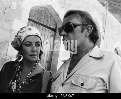 Richard Burton & Elizabeth Taylor in Jerusalem, Israel 30th August 1975. The couple, who divorced 14 months ago, have been together 2 weeks & plan to remarry again. Stock Photo