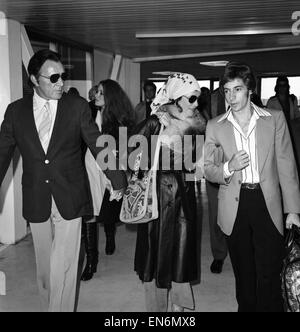 Richard Burton and Liz Taylor the 'newlyweds' arrived at Heathrow Airport today from Johannesburg. The couple are in London to celebrate Richard's 50th birthday and plan to have a party at the Dorehester Hotel tonight. November 1975 Stock Photo