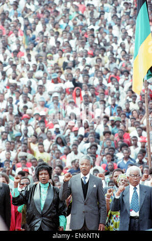 African National Congress vice president (ANC) Nelson Mandela (centre), together with his then-wife Winnie (left} and Walter Sisulu (right), Veteran ANC secretary-general and fellow Robben Island prisoner. Seen here on the platform in the middle of Soweto Stock Photo