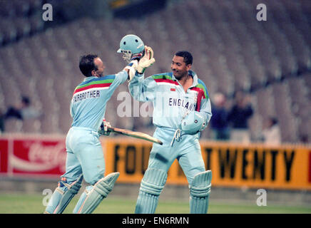 Cricket World Cup 1992 - Australia: England v. South Africa at Melbourne. England won by 3 wickets. South Africa 236-4 (50 over); England 226-7 (40.5 over). N. Fairbrother and P. DeFreitas. March 1992 DM-1894-163 Stock Photo