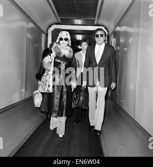 Richard Burton and Liz Taylor the 'newlyweds' arrived at Heathrow Airport today from Johannesburg. The couple are in London to celebrate Richard's 50th birthday and plan to have a party at the Dorehester Hotel tonight. November 1975 Stock Photo