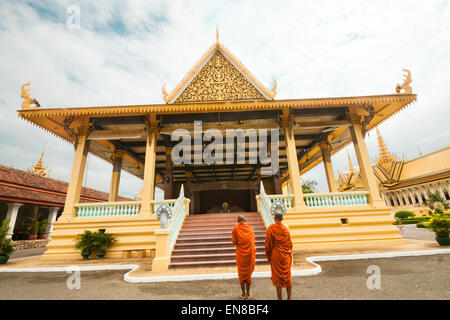 Royal Palace in Phnom Penh, Cambodia, Asia. Banquet Hall and Buddhist monks in front of. Stock Photo