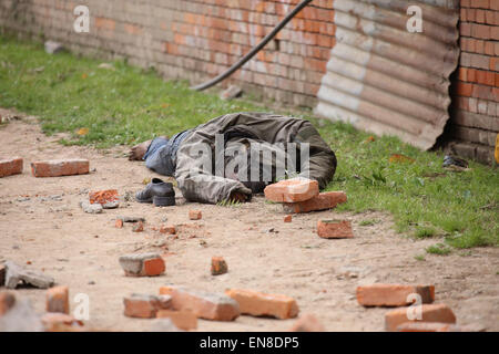 Kathmandu, Nepal. 27th Apr, 2015. Dead male body in the street. The death toll from the 7.8-magnitude earthquake in Nepal is at 3,726 and rising. Thousands of survivors have spent a second night without shelter. Besides the fear caused by numerous aftershocks, people camping in open spaces were suffering a combination of rain, hunger and thirst. The government said around 6,500 people were injured in the quake that hit on Saturday. Credit:  Mukunda Bogati/ZUMA Wire/ZUMAPRESS.com/Alamy Live News Stock Photo