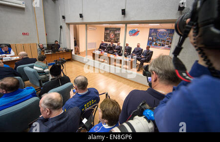 Expedition 43 prime and backup crews are seen in quarantine behind glass, from left,  Expedition 43 prime crew members; NASA Astronaut Scott Kelly, Russian cosmonauts Gennady Padalka, and Mikhail Kornienko of Roscosmos, Expedition 43 backup crew members; NASA Astronaut Jeff Williams, Russian cosmonauts Alexei Ovchinin, and Sergei Volkov of Roscosmos during the State Commission meeting to approve the Soyuz launch to the International Space Station, Thursday, March 26, 2015, at the Cosmonaut Hotel in Baikonur, Kazakhstan. Kelly, Kornienko, and Padalka launched to the International Space Station  Stock Photo