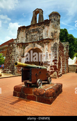 Stone gate, the only surviving part of the A Famosa fort with cannon in Malacca, Malaysia Stock Photo