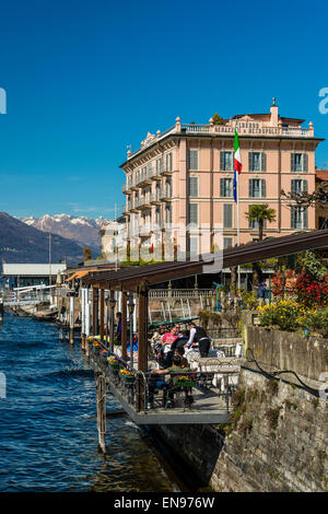 Outdoor cafe with tourists seated at tables in Bellagio, Lake Como, Lombardy, Italy Stock Photo