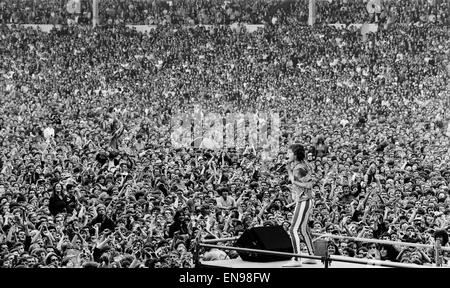 The Rolling Stones European Tour 1982. Wembley Stadium. Mick Jagger working the crowd. 26th June 1982. Stock Photo