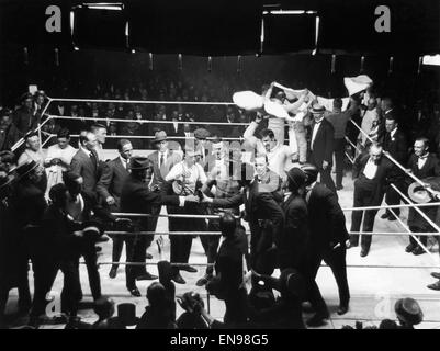 Boxing at Olympia, Kensington, London, United Kingdom. Joe Beckett v. Frank Goddard. Beckett wins by knockout. 17th June 1919. Stock Photo