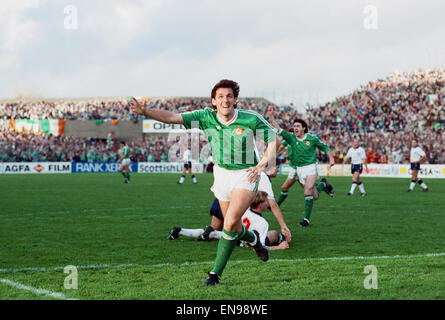 1992 European Championships Qualifier at Lansdowne Road, Dublin. Republic of Ireland 1 v England 1. Ireland's Tony Cascarino celebrates his goal. 14th November 1990. Stock Photo