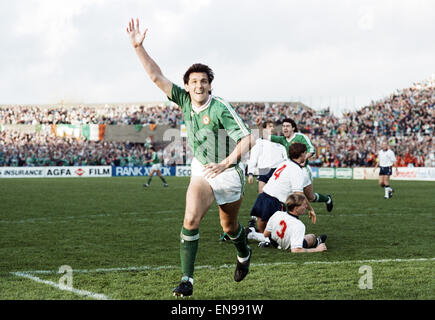 1992 European Championships Qualifier at Lansdowne Road, Dublin. Republic of Ireland 1 v England 1. Ireland's Tony Cascarino celebrates his goal. 14th November 1990. Stock Photo
