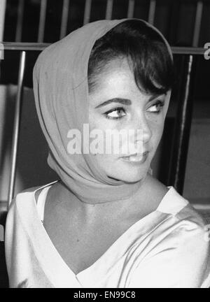 Elizabeth Taylor Sept 1959 seen here in the departure lounge of London Airport. The actrees was accompanied by her and husband Eddie Fisher and her children Michael and Christopher Wilding 8th September 1959 Stock Photo