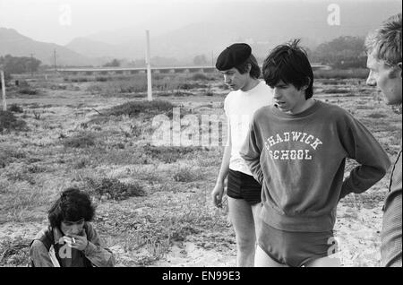 The Rolling Stones. Bill Wyman, Keith Richards, Charlie Watts and manager Andrew Loog Oldham seen here on Malibu beach. According to the photographers ' The boys had some hamburgers and played football and were happy to be beside the sea' However it was t Stock Photo