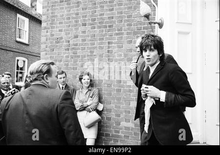 Rolling Stones Mick Jagger and Keith Richards drug case, Chichester. Keith leaves court surrounded by fans and the press. 26th June 1967. Stock Photo