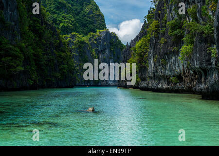 Azure green waters in the beautiful lagoons around El Nido, Palawan, Philippines Stock Photo