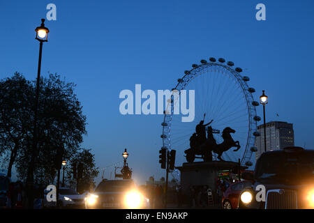 London, UK. 29th Apr, 2015. Numerous cars on the Westminster Bridge in front of the Ferris wheel London Eye and the Boudica statue in front of it in London, England, 29 April 2015. Photo: Jens Kalaene/dpa/Alamy Live News Stock Photo