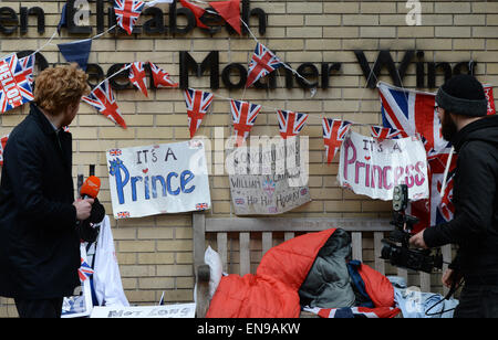 London, UK. 30th Apr, 2015. Journalists report from the 'Queen Mother Wing' at St. Mary's Hospital, where royals fans await Prince William and Kate's second baby, in London, England, 30 April 2015. Royalists have decorated the spot with numerous British flags. Photo: JENS KALAENE/dpa/Alamy Live News Stock Photo