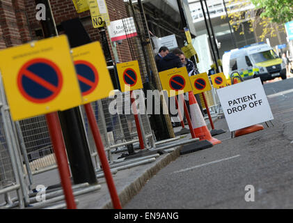 London, UK. 30th Apr, 2015. No parking zone signs can be seen in front of the 'Queen Mother Wing' at St. Mary's Hospital in London, England, 30 April 2015. Here royals fans await the birth of the Prince William and Kate's second baby. Photo: JENS KALAENE/dpa/Alamy Live News Stock Photo