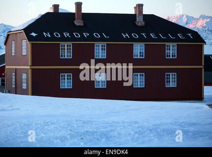 Spitsbergen, Norway. 09th Apr, 2015. The North Pole Hotel in the Kings Bay research station in Ny-Alesund on Spitsbergen, Norway, 09 April 2015. Photo: Jens Büttner/dpa/Alamy Live News Stock Photo