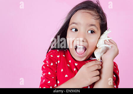 1 indian kids girl Conch enjoy Stock Photo