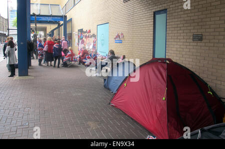 London, UK. 30th Apr, 2015. Fans of the Royal Family have set up tents in front of the private Lindo Wing of St. Mary Hospital in London, England, 30 April 2015. Duchess Kate will give birth to her second baby in the hospital. Photo: BRITTA SCHULTEJANS/dpa/Alamy Live News Stock Photo