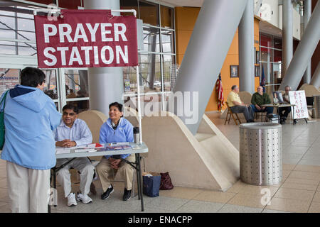 Warren, Michigan USA - Christian activists operate a 'prayer station' in the lobby of city hall. A few steps away, atheists staff a 'reason station.' Originally, the city allowed only the prayer station. It took a federal court's order to allow the atheists to set up their table. Credit:  Jim West/Alamy Live News Stock Photo