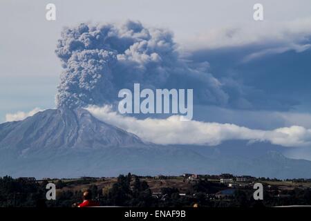 Puerto Varas, Chile. 30th Apr, 2015. Smoke and ash rise from the Calbuco volcano in Puerto Varas, Llanquihue province, Chile, on April 30, 2015. Southern Chile's Calbuco volcano erupted again Thursday, releasing a large column of smoke in a towering arc, just over a week after it spectacularly roared to life following half a century of inactivity, according to local press. Credit:  David Cortes/AGENCIAUNO/Xinhua/Alamy Live News Stock Photo