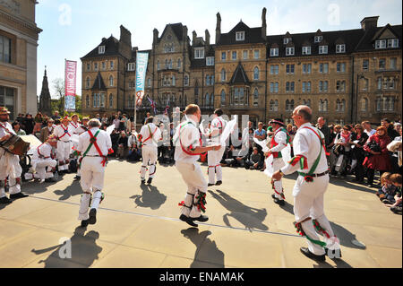 FILE PHOTOS: Oxford, Oxfordshire, UK. 1st May, 2011. Oxford May Morning. Morris dancers at the Ashmolean Museum on May Day. Jon Lewis/Oxford Mail/Alamy Features . Stock Photo