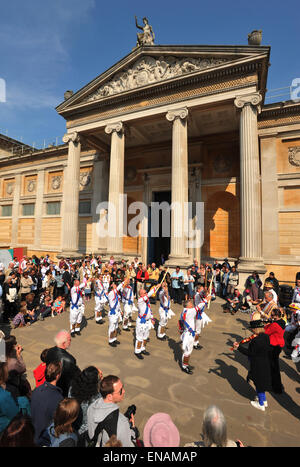 FILE PHOTOS: Oxford, Oxfordshire, UK. 1st May, 2011. Oxford May morning. Morris dancers at the Ashmolean Museum on May Day. Jon Lewis/Oxford Mail/Alamy Features . Stock Photo