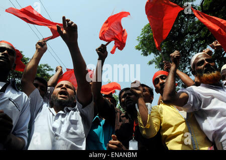 Dhaka, Bangladesh. 1st May, 2015. Bangladeshi garment workers shout slogans during a march marking the International Labor Day in Dhaka, Bangladesh, May 1, 2015. Credit:  Shariful Islam/Xinhua/Alamy Live News Stock Photo