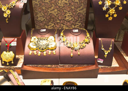 dh Shop window display SHOPPING HONG KONG Gold necklaces jewelry luxury chinese necklace china jewellery Stock Photo